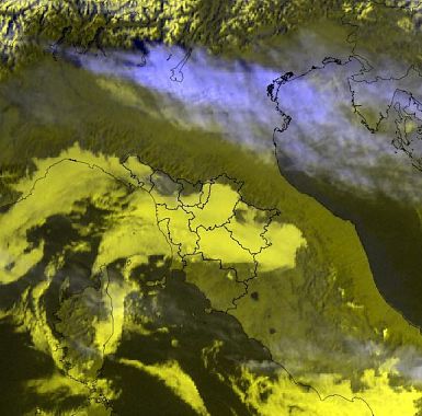 La copertura di nubi basse legate ad infiltrazioni umide provenienti dal Mar Ligure mappa satellitare