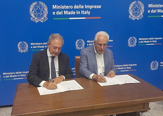 Da sinistra il ministro Urso e il presidente Giani alla firma dell'addendum