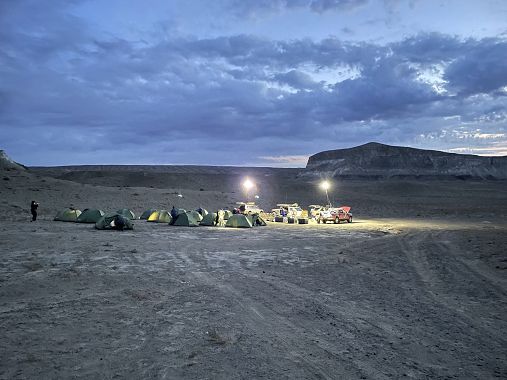 Campo tendato sull'Ustyurt Plateau - foto Blue Lama