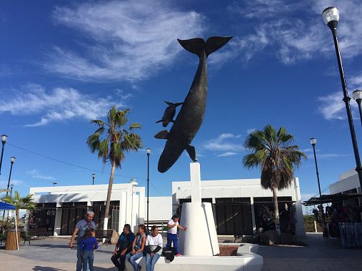 La piazza centrale di Puerto Lopez Mateus - foto di Blue Lama